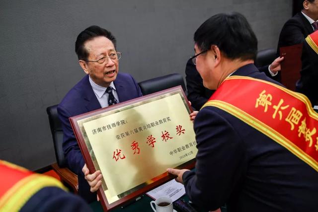 黃炎培職業(yè)教育獎(jiǎng)揭曉，向獲獎(jiǎng)?wù)咦ＹR！