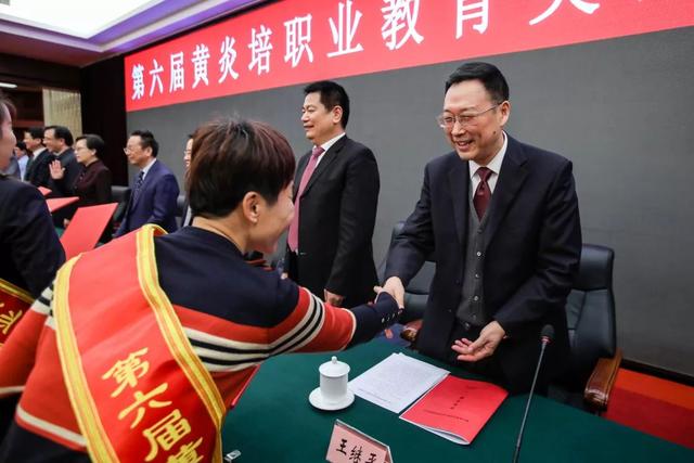 黃炎培職業(yè)教育獎(jiǎng)揭曉，向獲獎(jiǎng)?wù)咦ＹR！