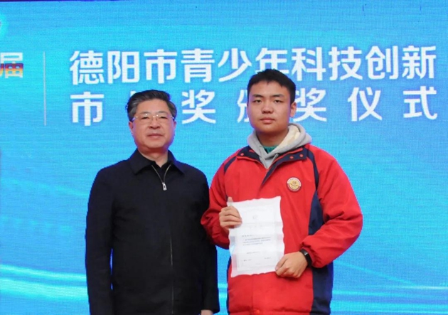 市長何禮為高2021屆5班學生周競楠頒發青少年科創市長獎，鼓勵孩子們成為拔尖創新人才。_副本.jpg