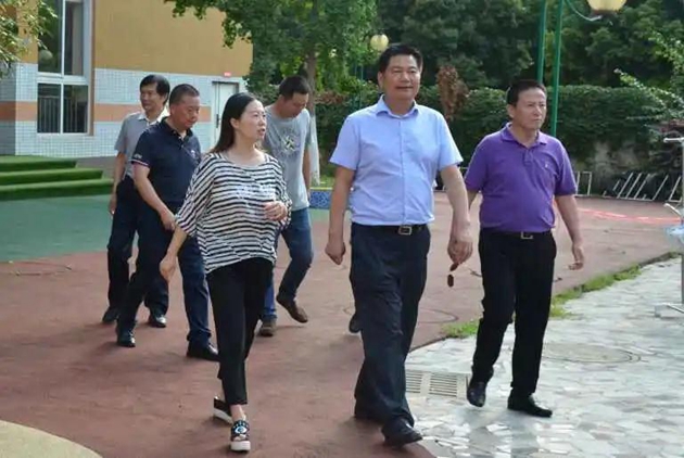 學校董事會董事長蘇華奔走在學校發展的第一線。_副本.jpg