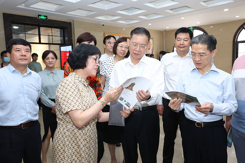1郝明金理事長在中華職業學校調研，翻看該校獲獎書籍_20210719144252.jpg