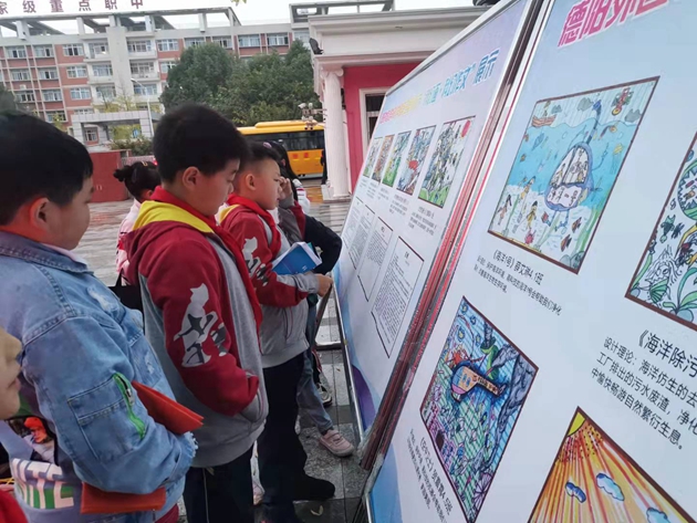 德外小學舉辦第三屆科創節學生優秀科幻畫、科幻作文展覽.jpg