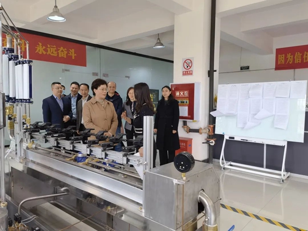 朱莉一行在四川德陽德儀電子儀器有限公司聽取企業情況介紹.jpg