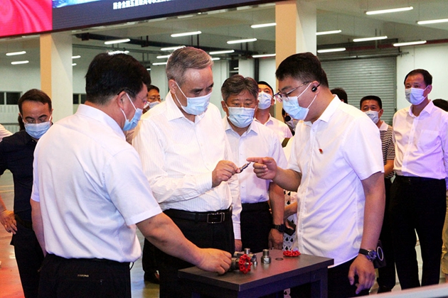 辜勝阻在哈爾濱職業技術學院實訓中心調研.jpg