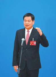 3月7日，“委員通道”集體采訪活動上，住川全國政協委員蘇華接受媒體采訪。 　　新華社記者 陳曄華 攝.jpg