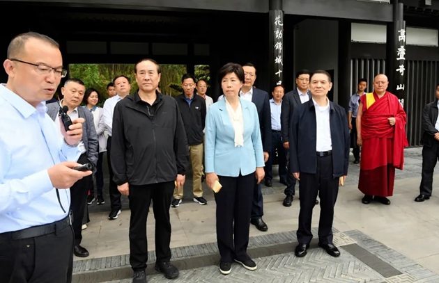 考察組在世園會主會場中華園藝展區成都園聽取有關情況介紹。記者 姜寒冬 攝.jpg